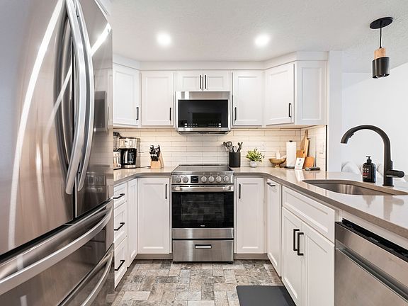 3rd image of 2000 Prospector Ave #206
