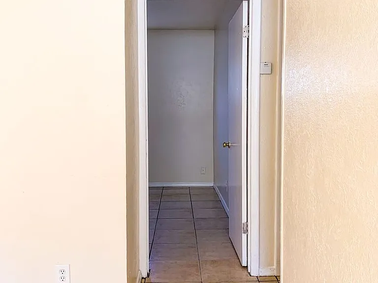 Spacious 2 Bedroom Apartment with Fireplace — Photo 22