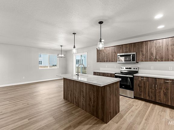 3rd image of 13723 Inman Ct