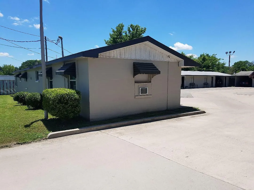 1100 N Business Highway 45 — Photo 1