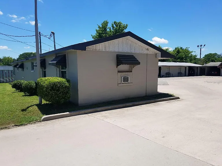 1100 N Business Highway 45 — Photo 1