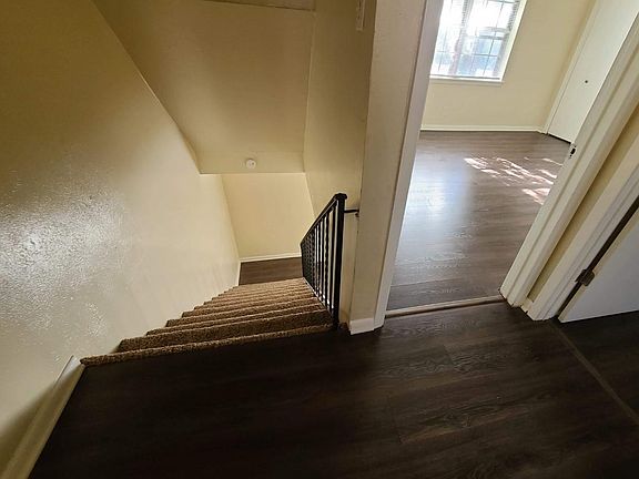 4th image of 226 E Victory Ave