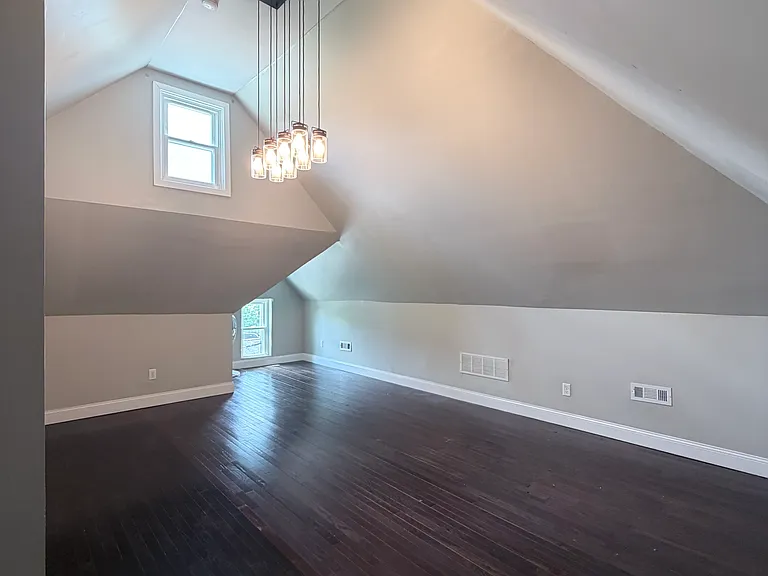 1074 E Columbus St — Photo 21