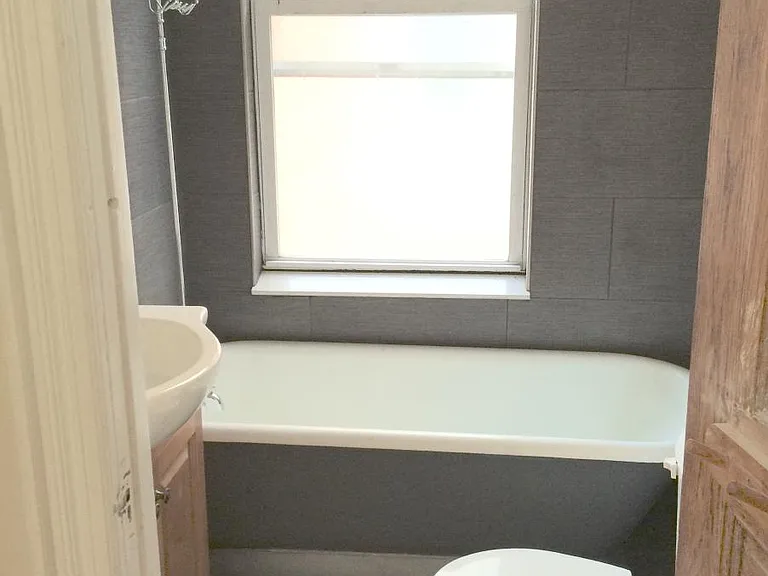 Freestanding tub/shower