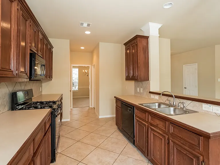 9510 Wakefield Village Dr — Photo 4