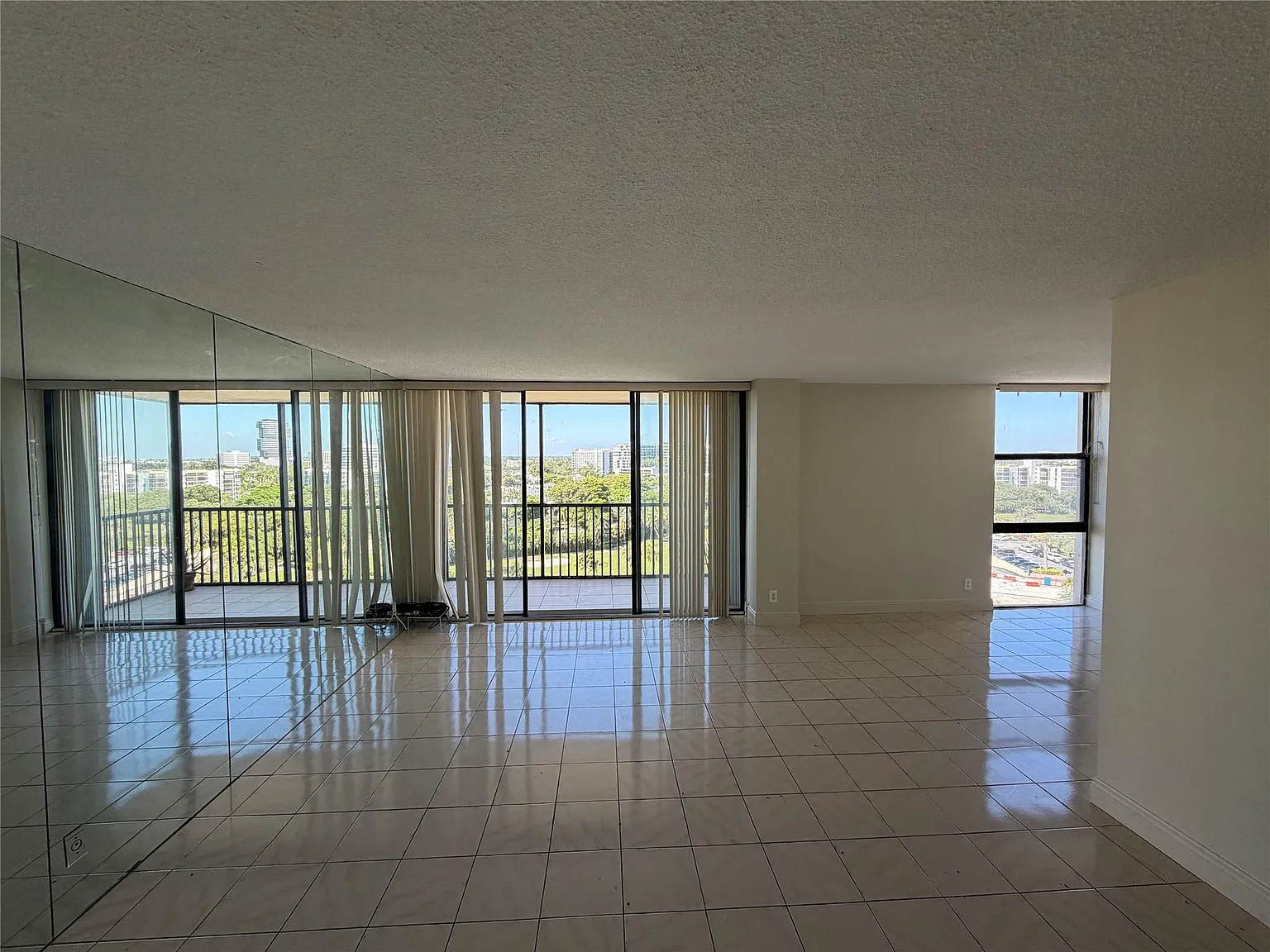 1 bed, 1.5 bath, 1038 sqft, $1,950 — Photo 2