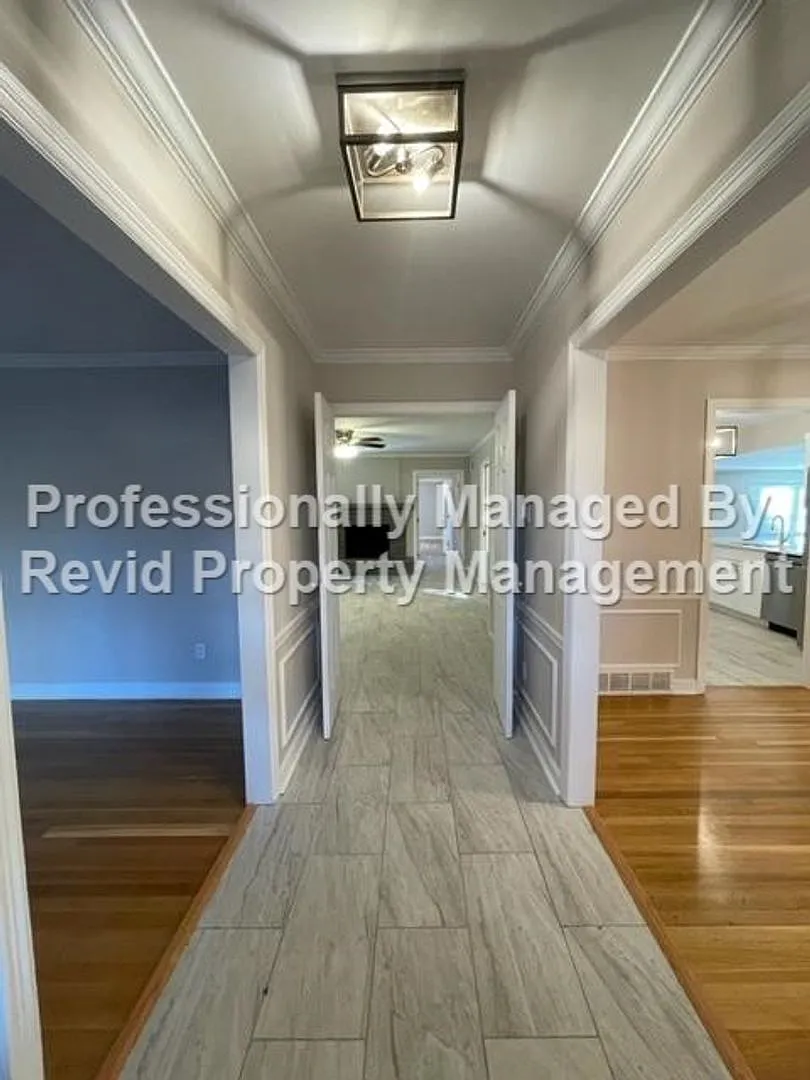 Elegant 4-Bedroom Home in the Heart of East Memphis!! — Photo 4