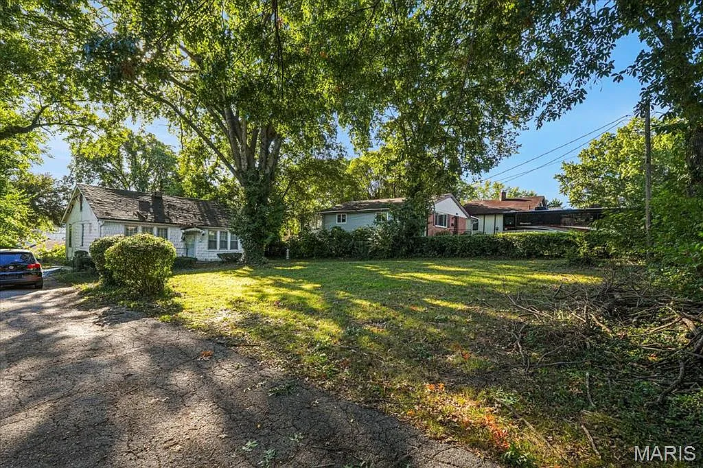 546 Holland Ave photo 1