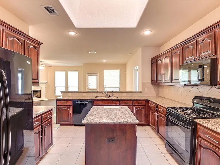 6677 Friendsway Dr — Photo 4