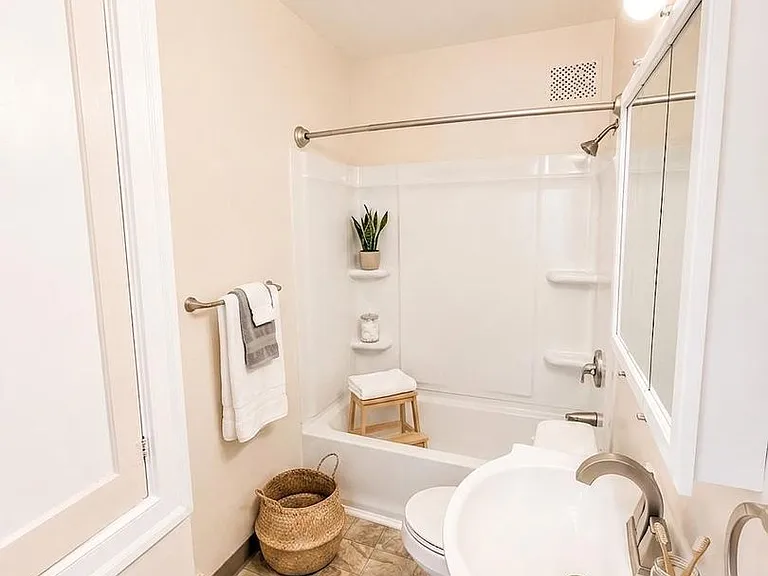 Town Manor Apartments — Photo 5