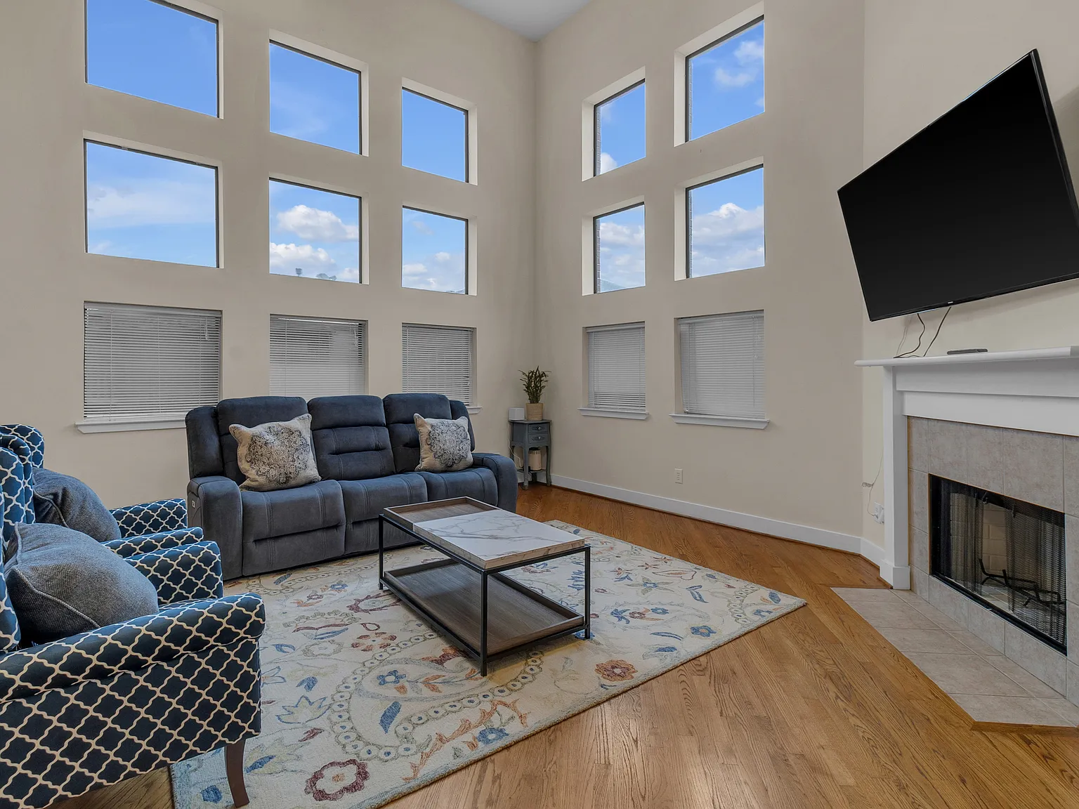 3 bed, 2.5 bath, 2240 sqft, $725 — Photo 4