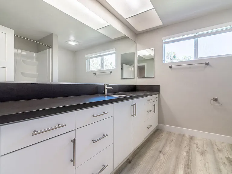 Bixby Hill Apartments — Photo 37