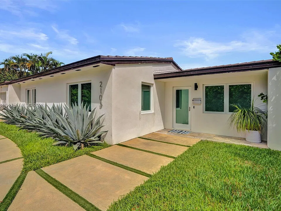 2105 Alamanda Dr