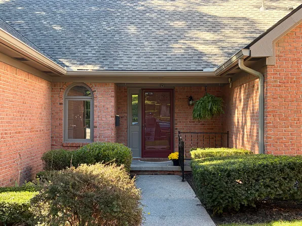 944 Woodridge Hills Dr, Brighton, MI 48116