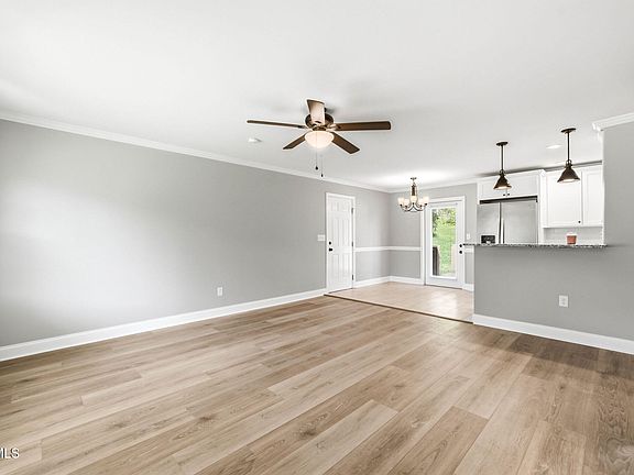 5th image of 108 Eauclair St