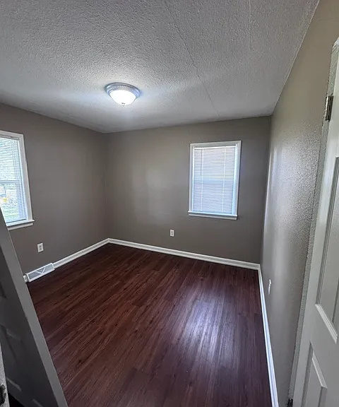 814 Walnut Dr — Photo 2