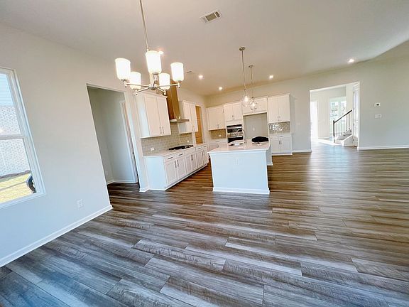 4th image of 2475 Whistler Way NE