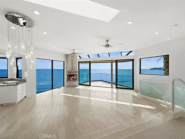 715 Oceanfront Front — Photo 2