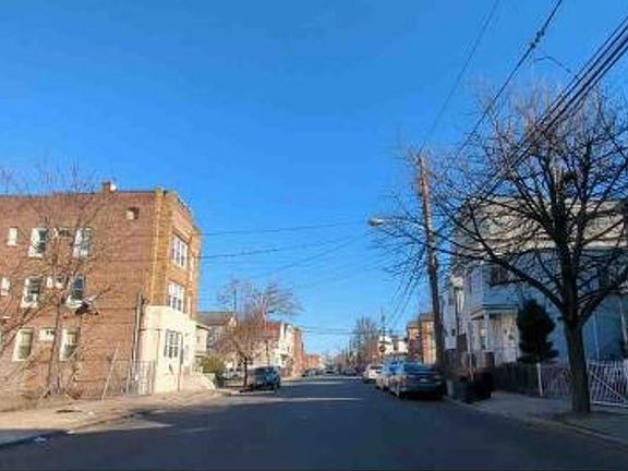 Exterior Neighborhood (street photo)
