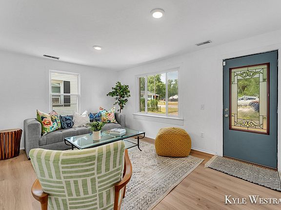 4th image of 470 W 22nd St