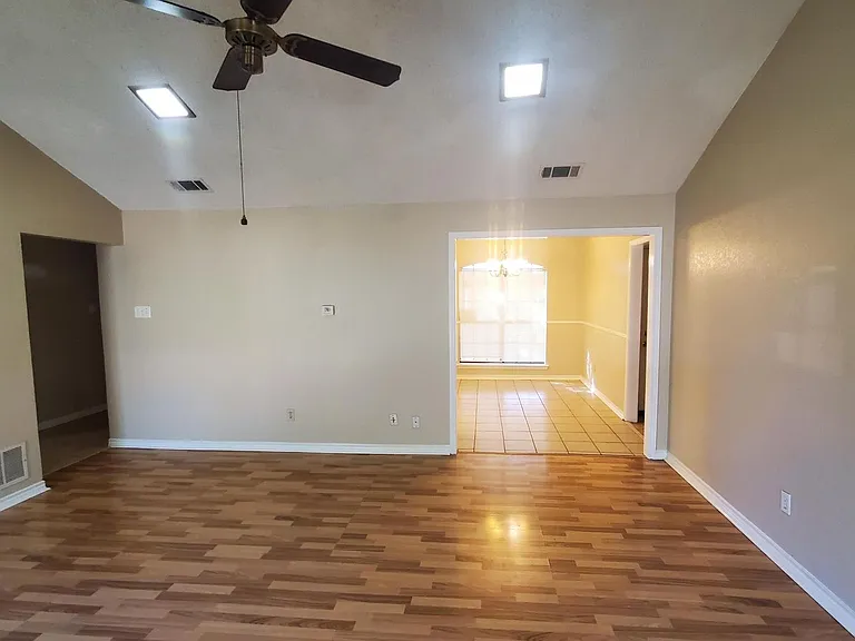 505 Pelican Ct — Photo 2