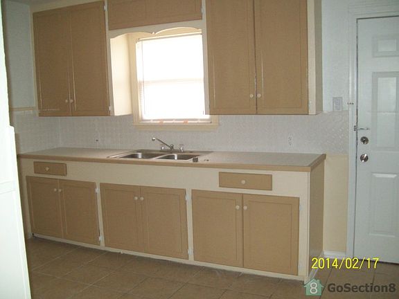 5th image of 823 15th Ave N