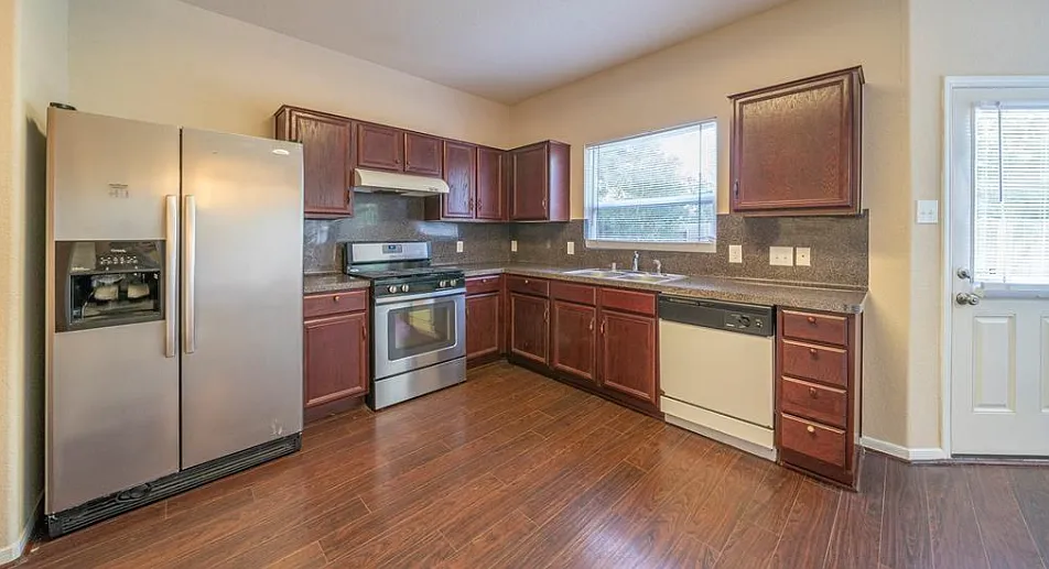 3 bed, 2.5 bath, 2079 sqft, $2,075 — Photo 3