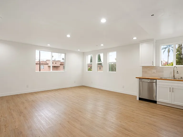443 N Heliotrope Dr — Photo 16