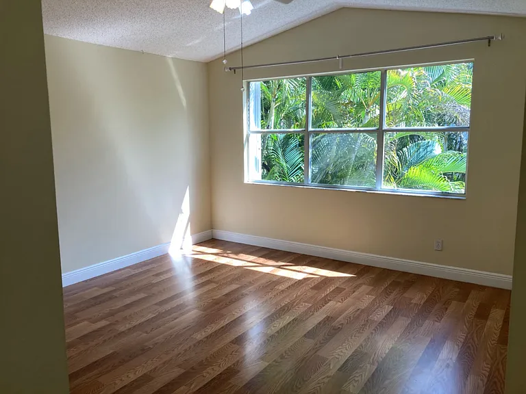 948 Jade Ct — Photo 5