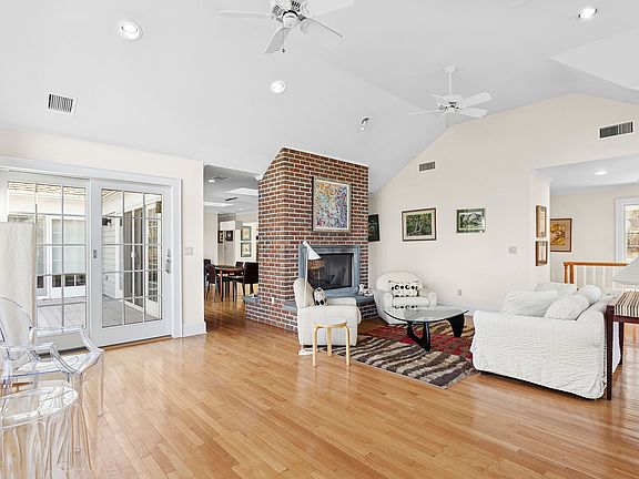 5th image of 274 Town Ln