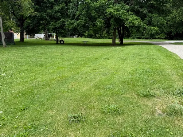 611 S Spruce St, Villa Grove, IL 61956