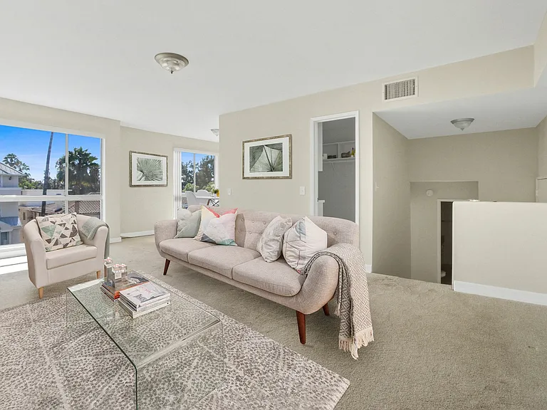 115 Doheny Apartments — Photo 6