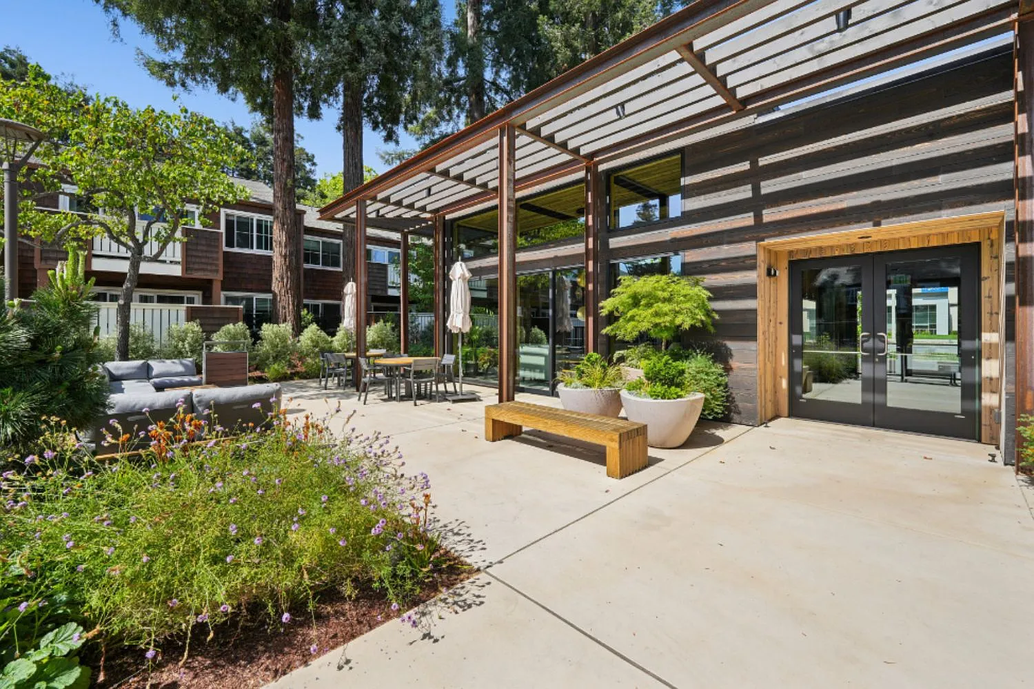 Peartree Apartments — Photo 1