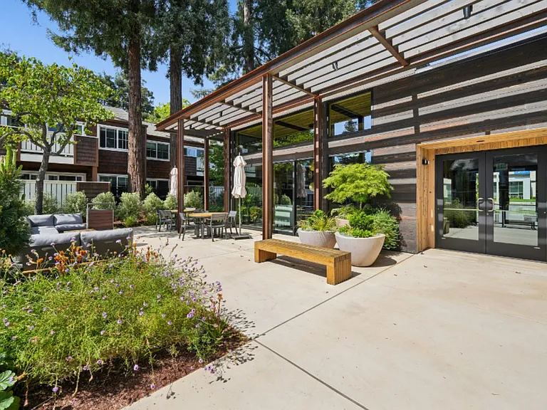 Peartree Apartments — Photo 1