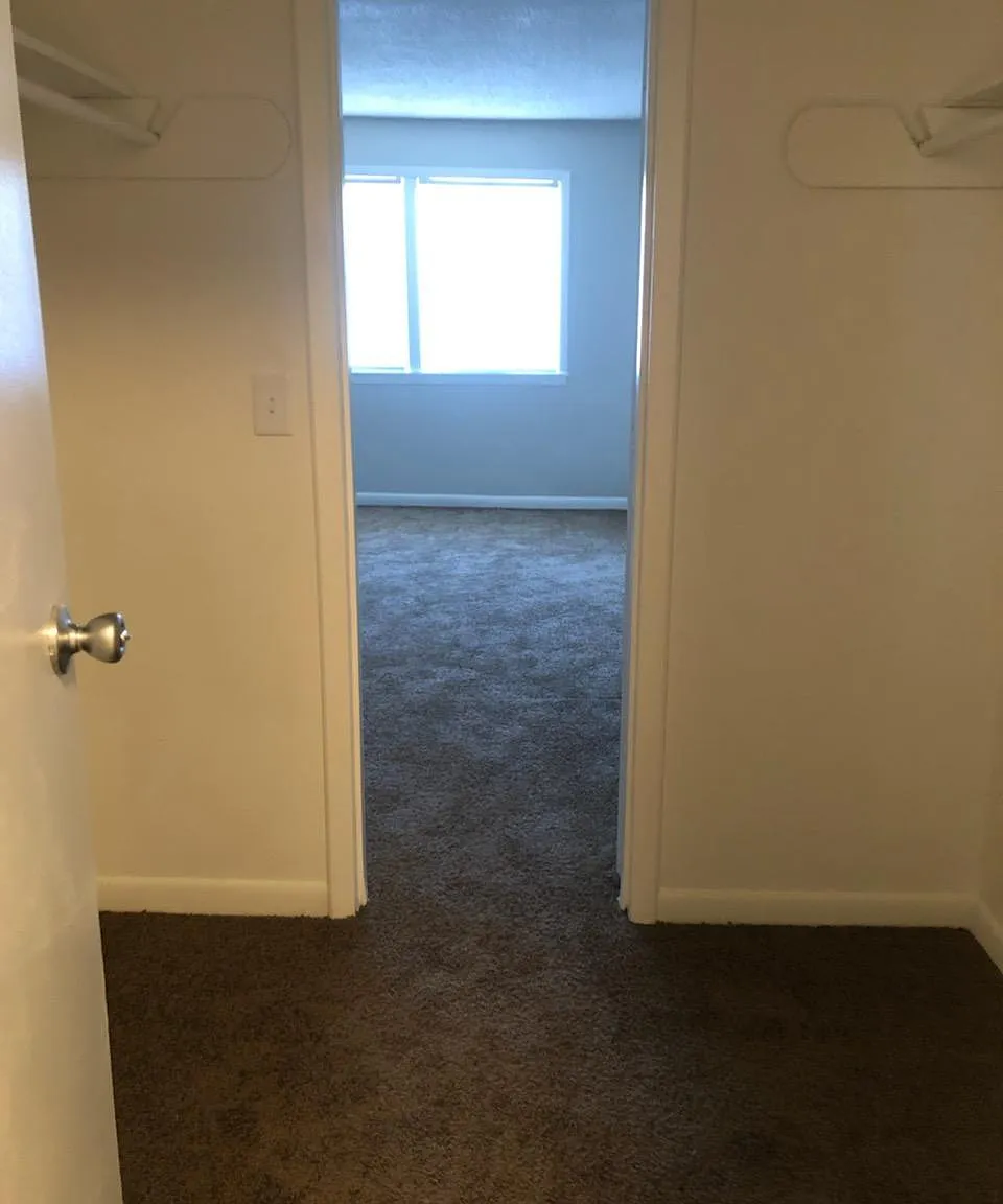 1 bed, 930 sqft, $1,195 — Photo 2