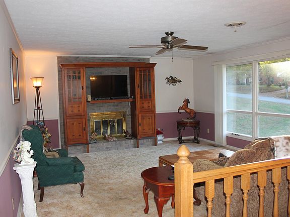 3rd image of 107 Dylark Dr