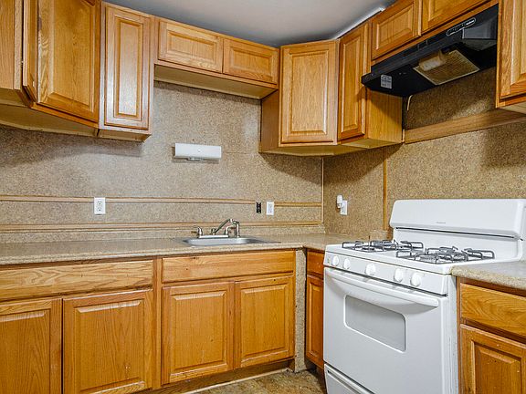4th image of 19505 Pennington Dr