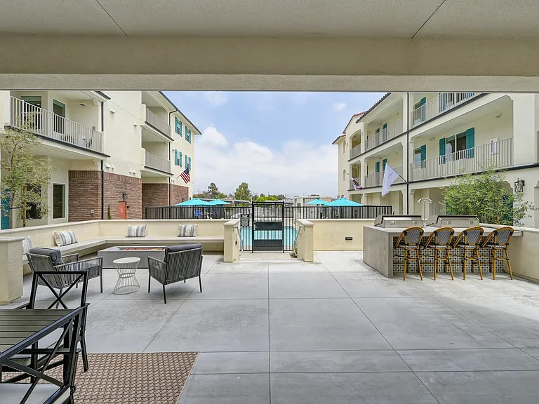 The Commodore Apartments — Photo 15