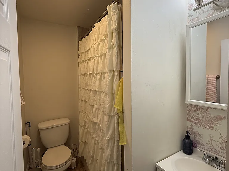 861 E 1st St #1 — Photo 10