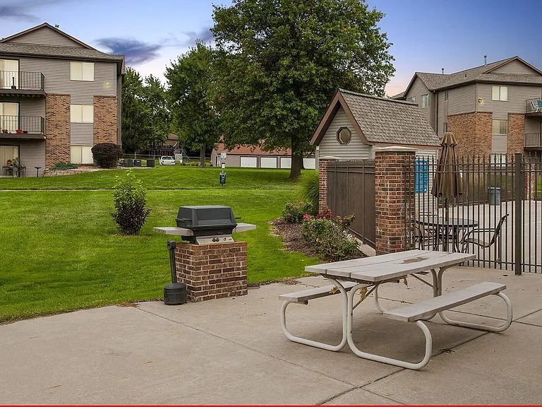 5900 Roose St — Photo 36