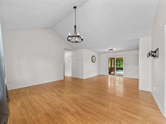 4th image of 824 Mulberry Dr