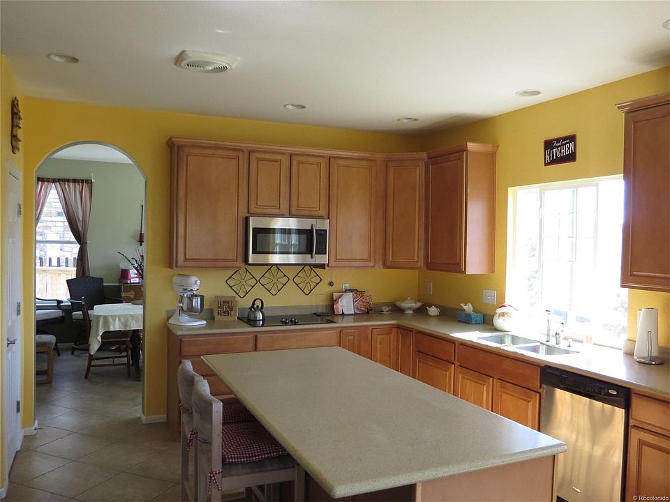 Gorgeous Kitchen w/Corian Counter Tops