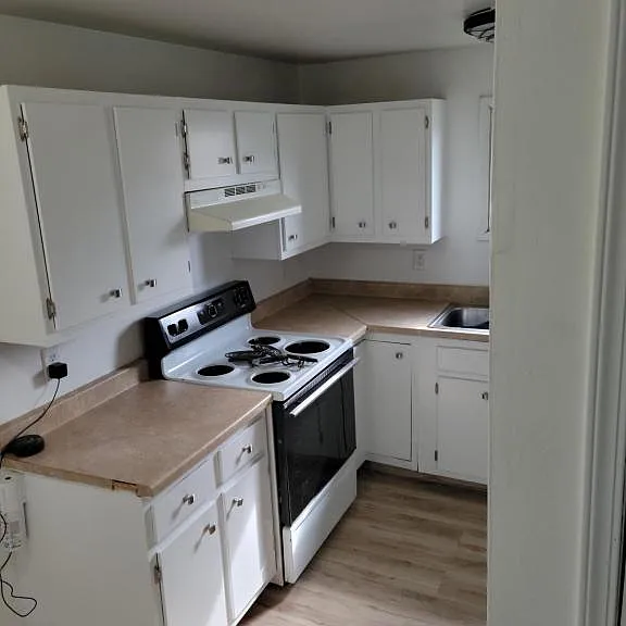 2213 Lathrop St — Photo 3