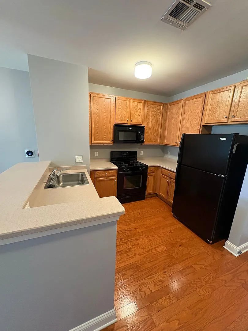 200 W Elm St — Photo 1