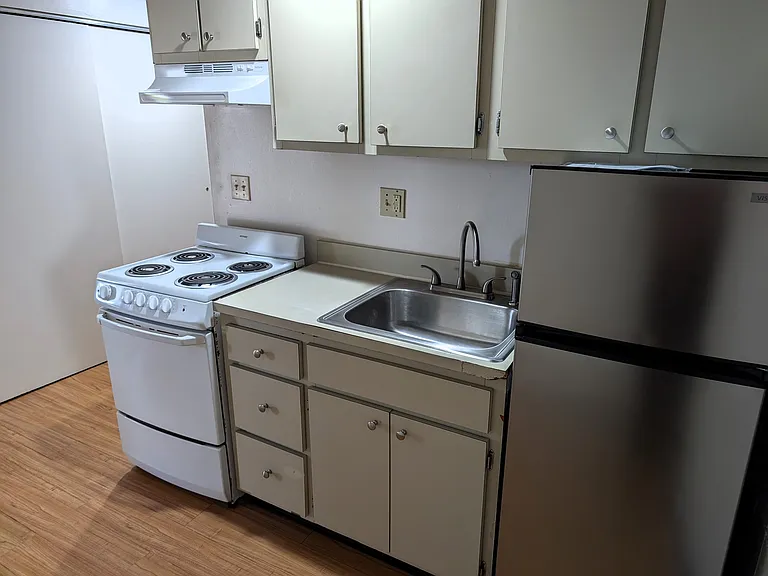 Sunrise Efficiency Apartments — Photo 1