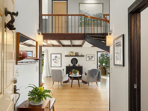 Welcome to this absolutely stunning home!
