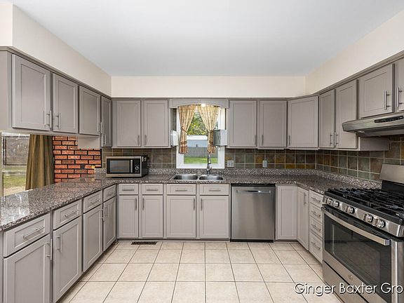 4th image of 338 Cleveland St W