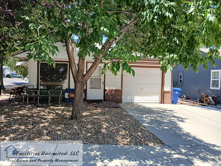921 Charlotte St — Photo 1