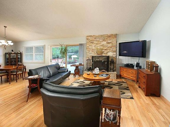 5th image of 3330 Emerald Isle Dr