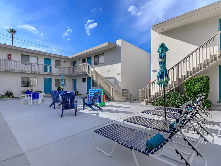 Sea Breeze Beach Apartments — Photo 15
